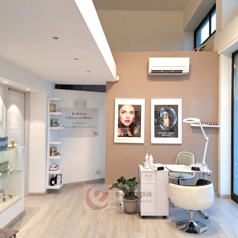 A VICENZA, viale Margherita, strada intensamente trafficata, fronte mura del Centro storico, ben ...