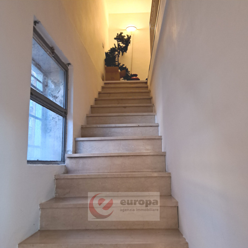 A VICENZA fronte fronte mura medioevali del centro storico, prospicente viale molto trafficato e ...