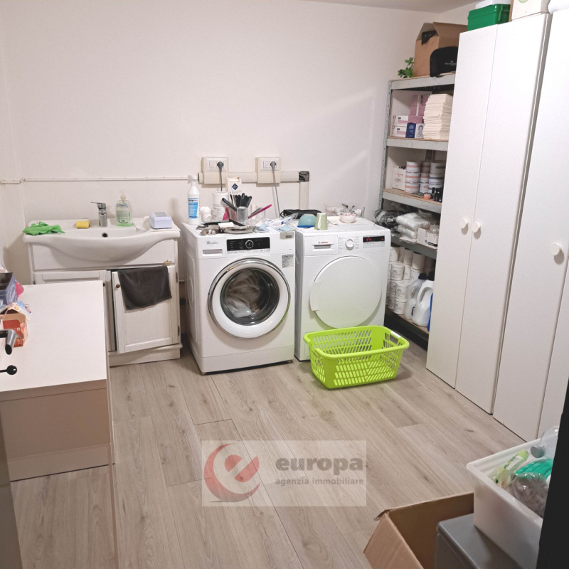 A VICENZA fronte fronte mura medioevali del centro storico, prospicente viale molto trafficato e ...