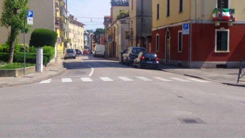 A VICENZA fronte fronte mura medioevali del centro storico, prospicente viale molto trafficato e ...