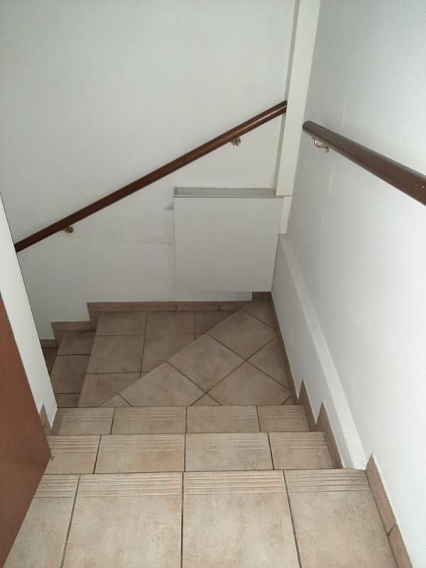 Negozio al piano terra di circa 130 mq, con ampie vetrine, completo di servizio. Al piano interra...