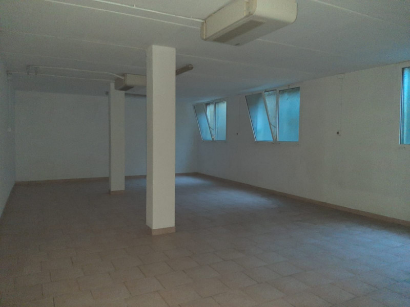 Negozio al piano terra di circa 130 mq, con ampie vetrine, completo di servizio. Al piano interra...