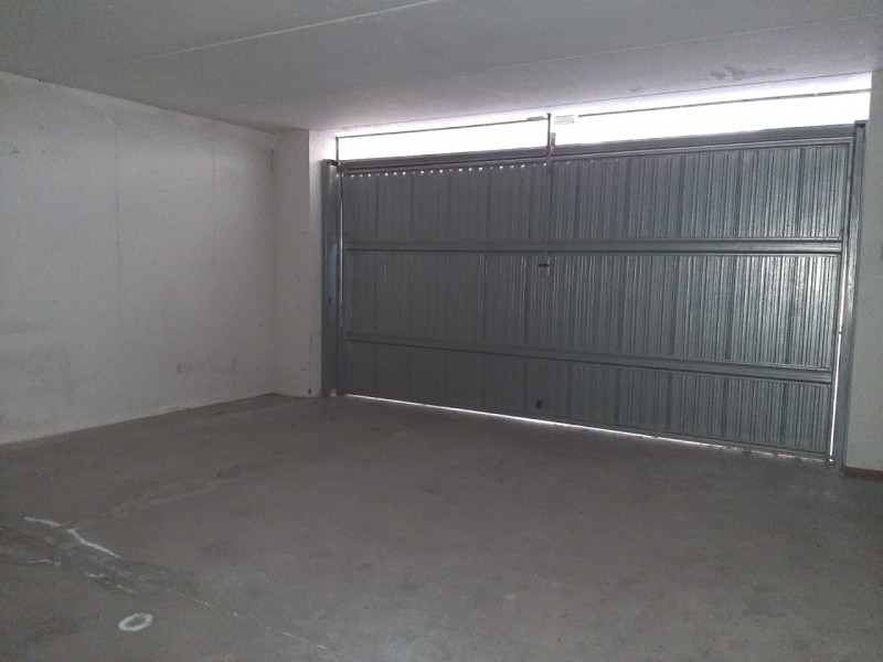 Negozio al piano terra di circa 130 mq, con ampie vetrine, completo di servizio. Al piano interra...