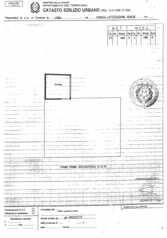 Negozio al piano terra di circa 130 mq, con ampie vetrine, completo di servizio. Al piano interra...