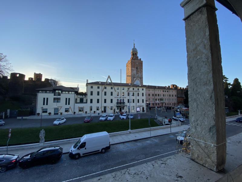 Proponiamo in affitto luminosi e spaziosi uffici situati nel centro di Castelfranco Veneto, con v...