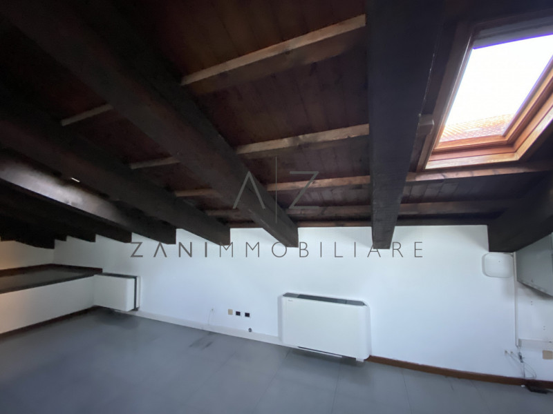 Proponiamo in affitto luminosi e spaziosi uffici situati nel centro di Castelfranco Veneto, con v...