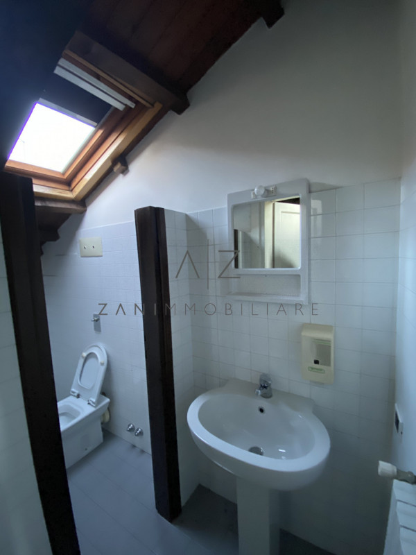 Proponiamo in affitto luminosi e spaziosi uffici situati nel centro di Castelfranco Veneto, con v...