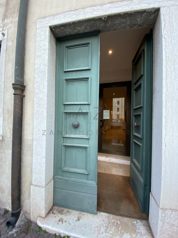 Proponiamo in affitto luminosi e spaziosi uffici situati nel centro di Castelfranco Veneto, con v...