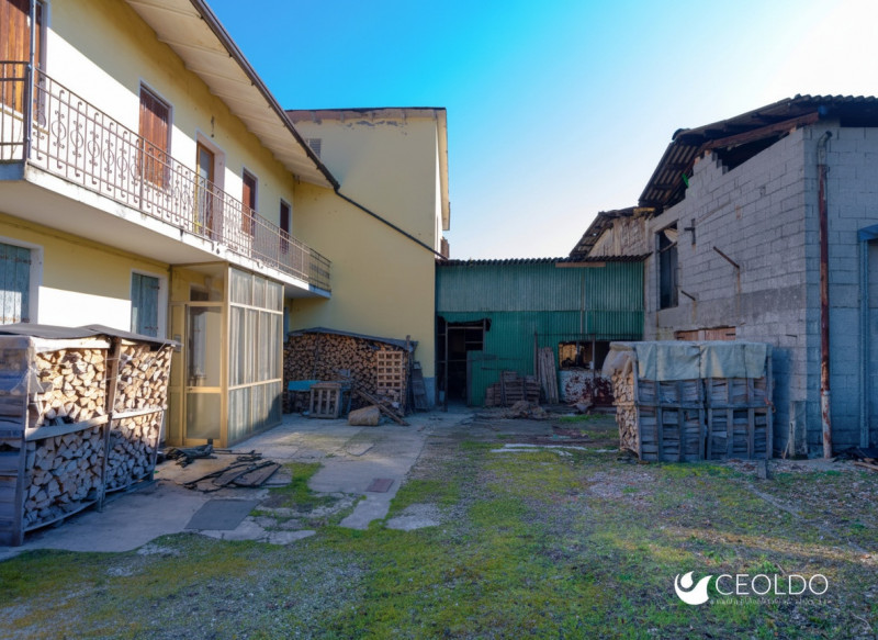 VIGONZA - frazione: in posizione tranquilla, a breve distanza dal centro paese, dai servizi e dal...
