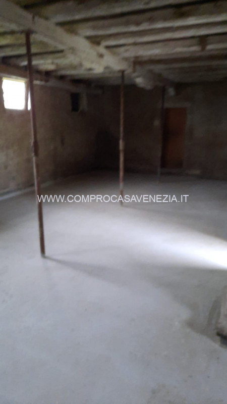 Proponiamo in zona Fagarè generoso rustico su 2 livelli in stato consevato che poggia su ben 6000...