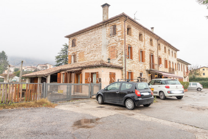 Possagno: casale tipico della zona, di notevole dimensioni, che si presta benissimo ad essere tra...