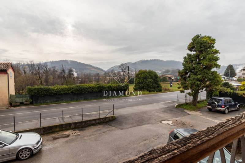 Possagno: casale tipico della zona, di notevole dimensioni, che si presta benissimo ad essere tra...