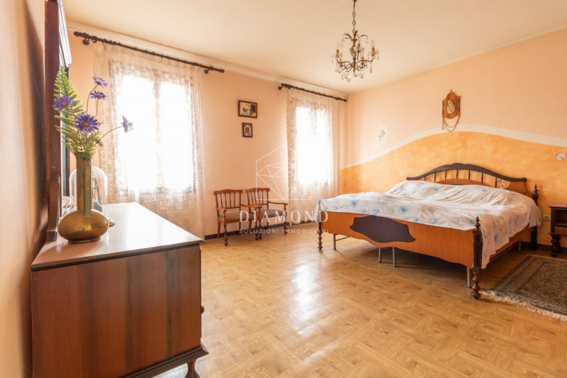 Possagno: casale tipico della zona, di notevole dimensioni, che si presta benissimo ad essere tra...