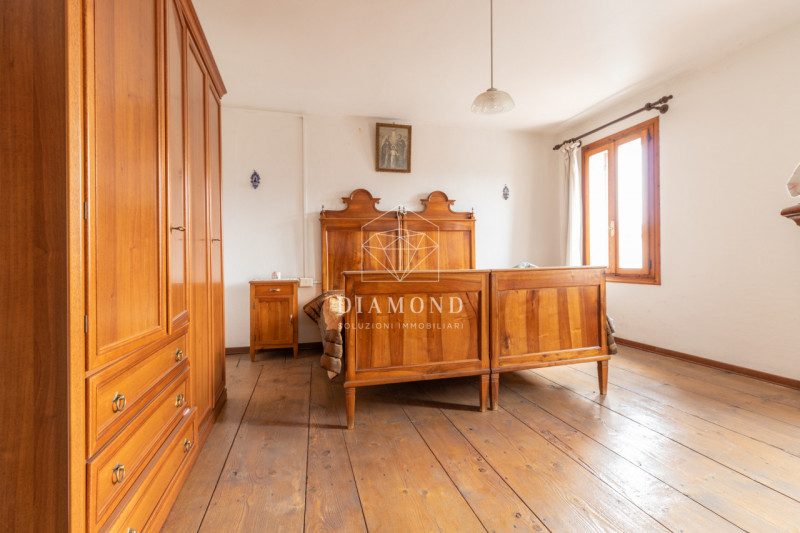 Possagno: casale tipico della zona, di notevole dimensioni, che si presta benissimo ad essere tra...