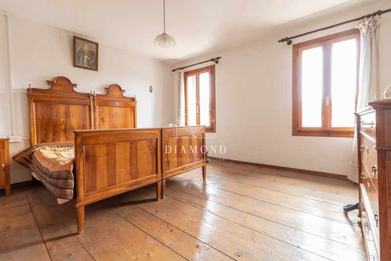 Possagno: casale tipico della zona, di notevole dimensioni, che si presta benissimo ad essere tra...