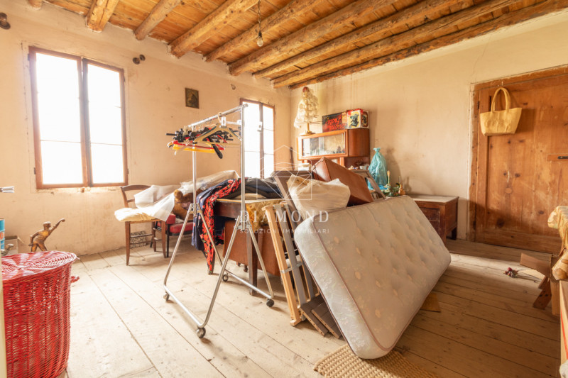 Possagno: casale tipico della zona, di notevole dimensioni, che si presta benissimo ad essere tra...