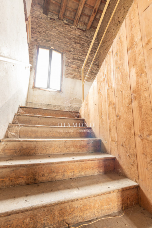 Possagno: casale tipico della zona, di notevole dimensioni, che si presta benissimo ad essere tra...