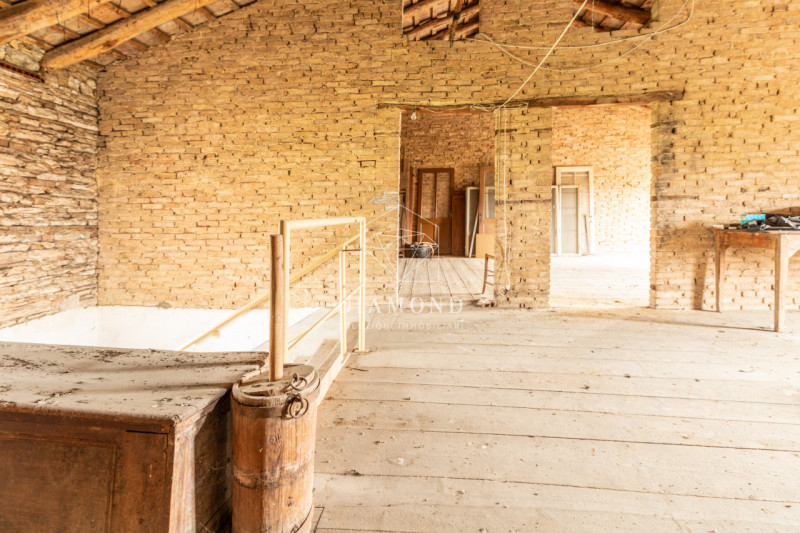 Possagno: casale tipico della zona, di notevole dimensioni, che si presta benissimo ad essere tra...