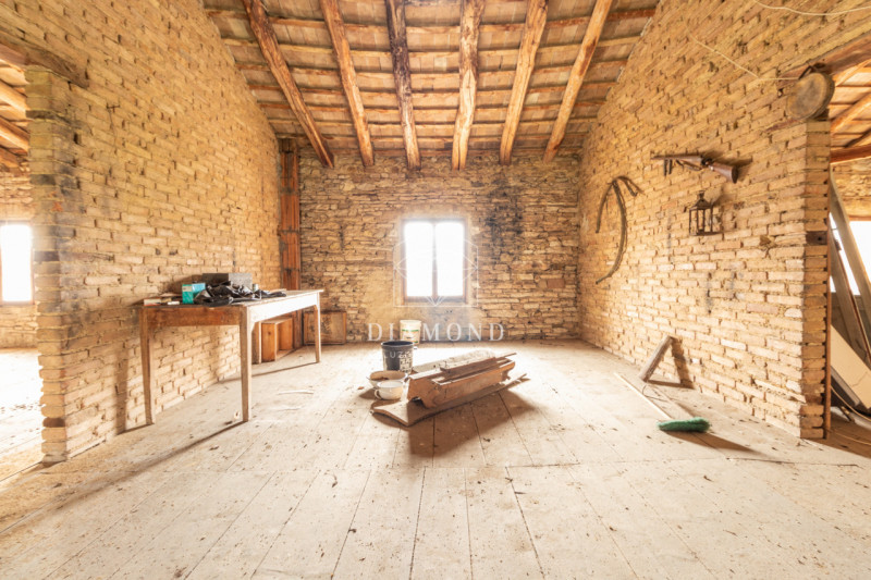 Possagno: casale tipico della zona, di notevole dimensioni, che si presta benissimo ad essere tra...