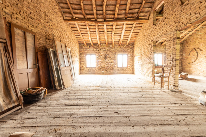 Possagno: casale tipico della zona, di notevole dimensioni, che si presta benissimo ad essere tra...