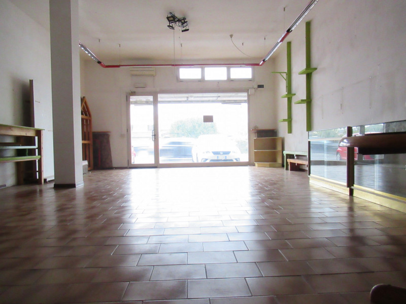 Per informazioni: 335/8345159. A Ponte della Priula (TV), lungo strada di forte passaggio, propon...