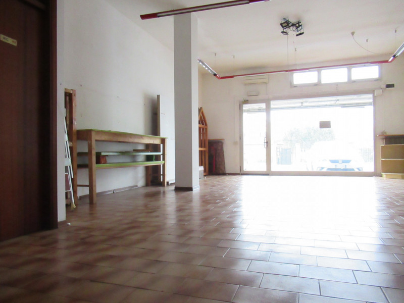 Per informazioni: 335/8345159. A Ponte della Priula (TV), lungo strada di forte passaggio, propon...