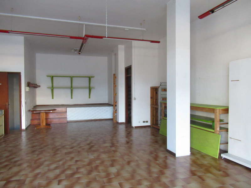 Per informazioni: 335/8345159. A Ponte della Priula (TV), lungo strada di forte passaggio, propon...