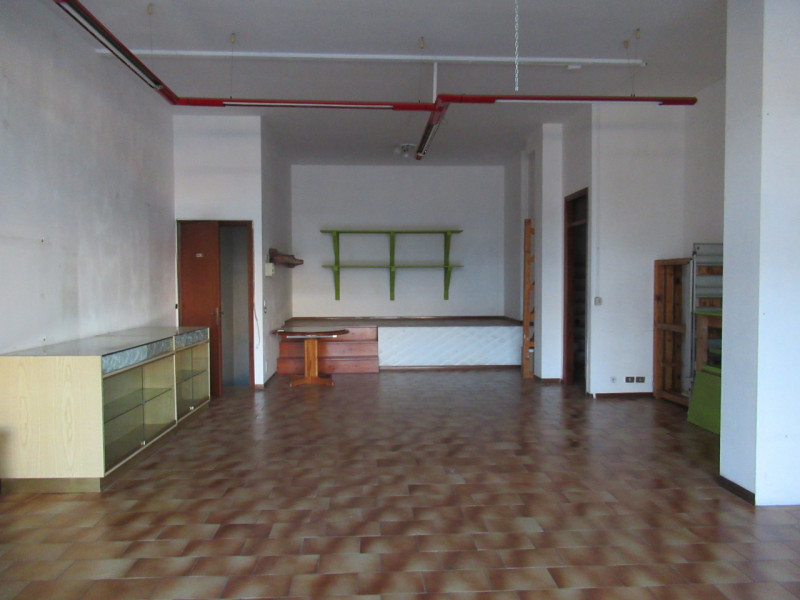 Per informazioni: 335/8345159. A Ponte della Priula (TV), lungo strada di forte passaggio, propon...