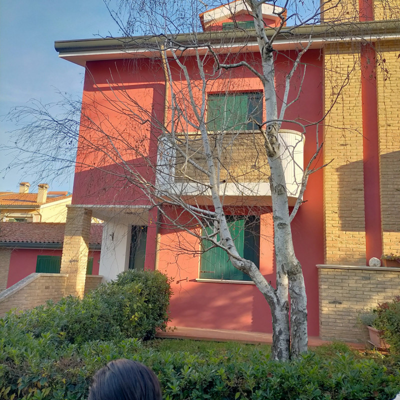 Mezza bifamiliare costruita nel 1996 ma e stata abitata solo 3 anni , cosi composta: ingresso al ...