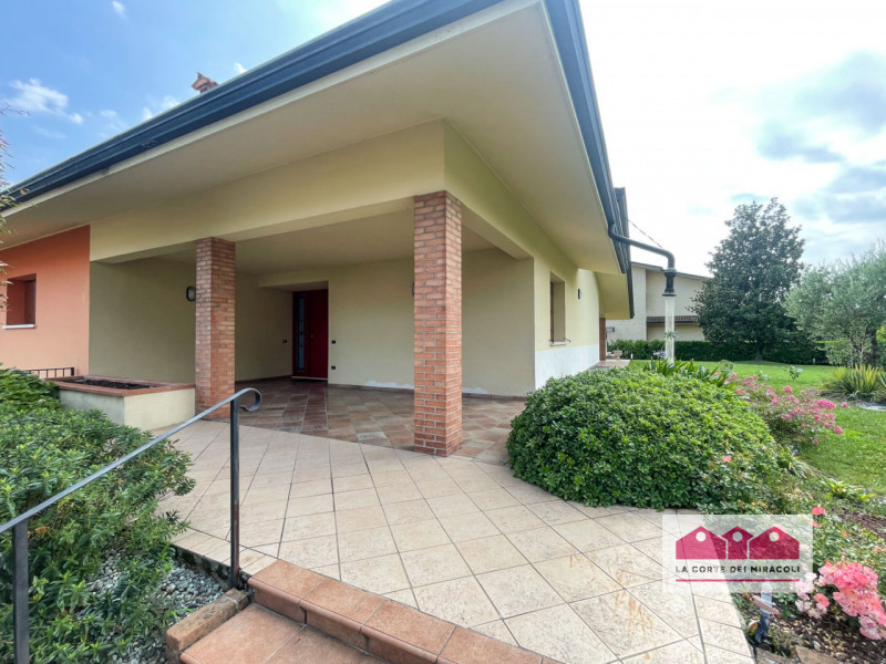 MONTECCHIO MAGGIORE: IN PIACEVOLISSIMO CONTESTO RESIDENZIALE INTERNO, PROPONIAMO UNA SPLENDIDA PO...