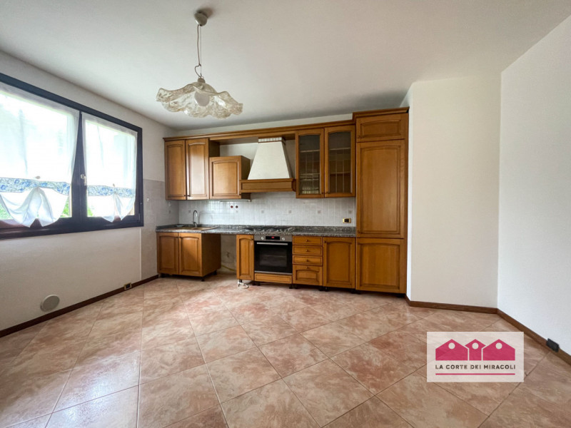 MONTECCHIO MAGGIORE: IN PIACEVOLISSIMO CONTESTO RESIDENZIALE INTERNO, PROPONIAMO UNA SPLENDIDA PO...