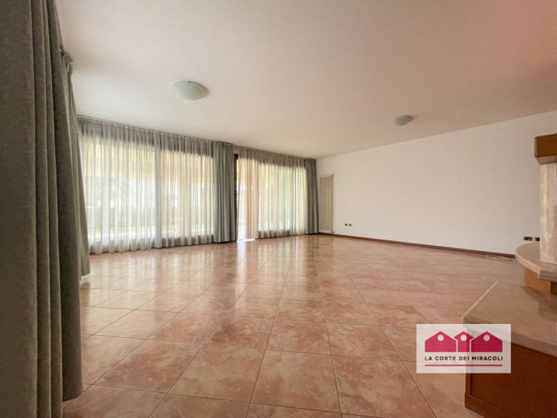 MONTECCHIO MAGGIORE: IN PIACEVOLISSIMO CONTESTO RESIDENZIALE INTERNO, PROPONIAMO UNA SPLENDIDA PO...