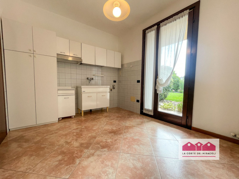 MONTECCHIO MAGGIORE: IN PIACEVOLISSIMO CONTESTO RESIDENZIALE INTERNO, PROPONIAMO UNA SPLENDIDA PO...