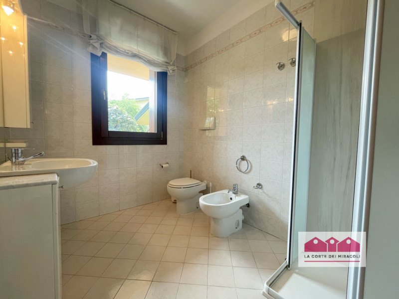 MONTECCHIO MAGGIORE: IN PIACEVOLISSIMO CONTESTO RESIDENZIALE INTERNO, PROPONIAMO UNA SPLENDIDA PO...