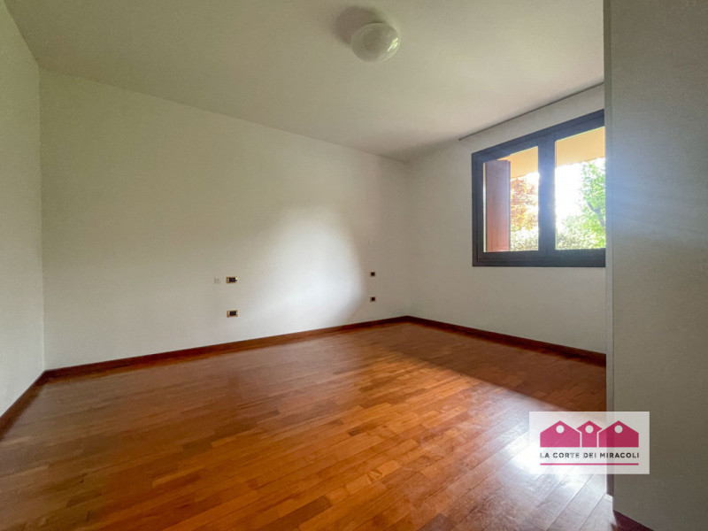 MONTECCHIO MAGGIORE: IN PIACEVOLISSIMO CONTESTO RESIDENZIALE INTERNO, PROPONIAMO UNA SPLENDIDA PO...