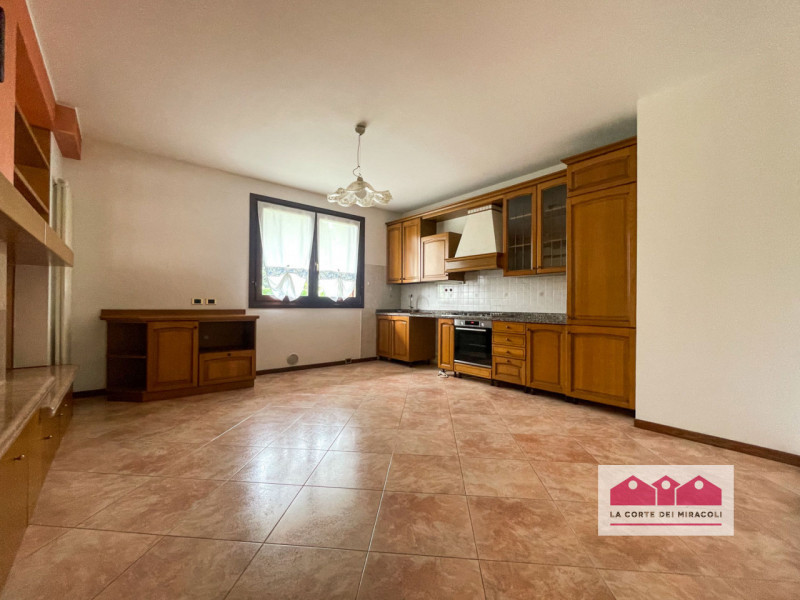 MONTECCHIO MAGGIORE: IN PIACEVOLISSIMO CONTESTO RESIDENZIALE INTERNO, PROPONIAMO UNA SPLENDIDA PO...