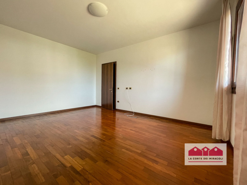 MONTECCHIO MAGGIORE: IN PIACEVOLISSIMO CONTESTO RESIDENZIALE INTERNO, PROPONIAMO UNA SPLENDIDA PO...