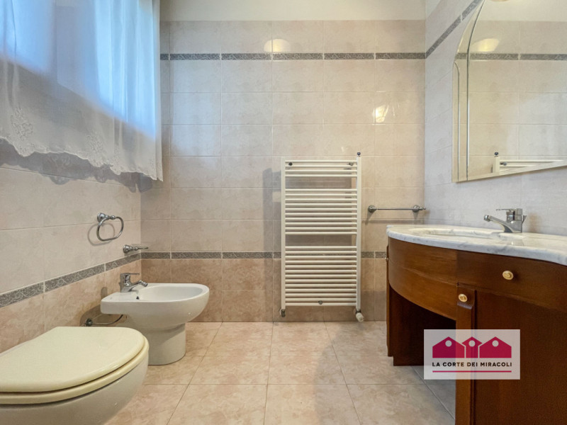 MONTECCHIO MAGGIORE: IN PIACEVOLISSIMO CONTESTO RESIDENZIALE INTERNO, PROPONIAMO UNA SPLENDIDA PO...