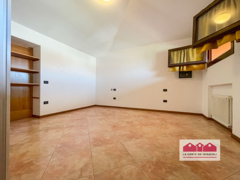 MONTECCHIO MAGGIORE: IN PIACEVOLISSIMO CONTESTO RESIDENZIALE INTERNO, PROPONIAMO UNA SPLENDIDA PO...