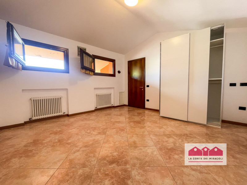 MONTECCHIO MAGGIORE: IN PIACEVOLISSIMO CONTESTO RESIDENZIALE INTERNO, PROPONIAMO UNA SPLENDIDA PO...