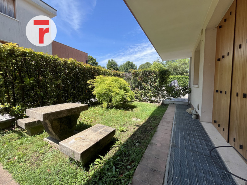 Nel cuore del quartiere di Altichiero, all’interno di un tranquillo residence condominiale ben cu...