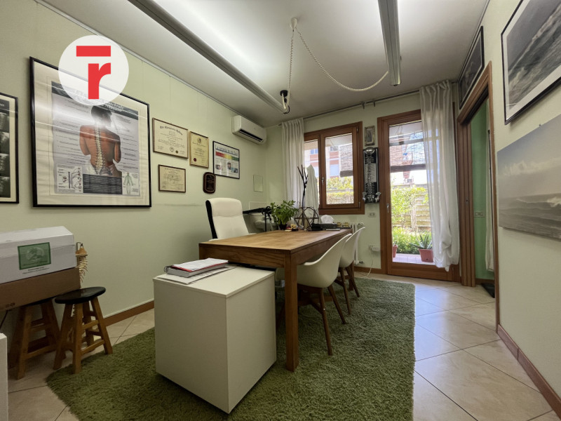 Nel cuore del quartiere di Altichiero, all’interno di un tranquillo residence condominiale ben cu...