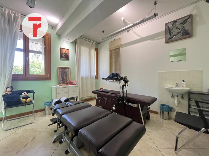 Nel cuore del quartiere di Altichiero, all’interno di un tranquillo residence condominiale ben cu...