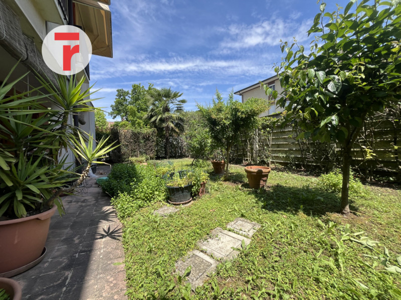 Nel cuore del quartiere di Altichiero, all’interno di un tranquillo residence condominiale ben cu...