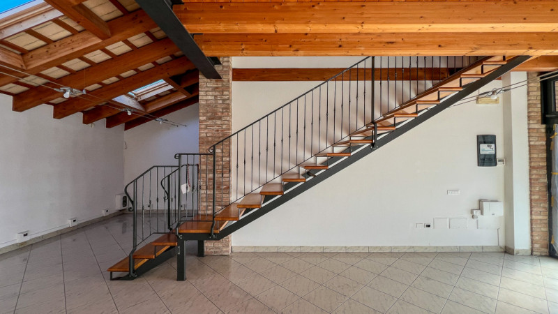 Splendido negozio vetrinato distribuito su due livelli ed inserito su elegante contesto commercia...