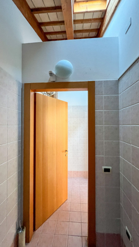 Splendido negozio vetrinato distribuito su due livelli ed inserito su elegante contesto commercia...