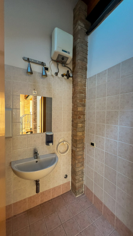 Splendido negozio vetrinato distribuito su due livelli ed inserito su elegante contesto commercia...