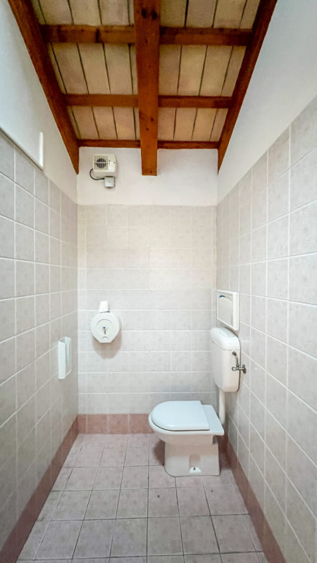 Splendido negozio vetrinato distribuito su due livelli ed inserito su elegante contesto commercia...