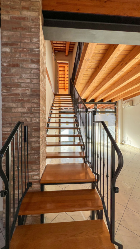 Splendido negozio vetrinato distribuito su due livelli ed inserito su elegante contesto commercia...