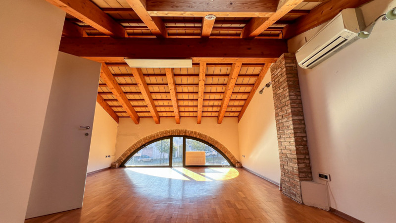 Splendido negozio vetrinato distribuito su due livelli ed inserito su elegante contesto commercia...